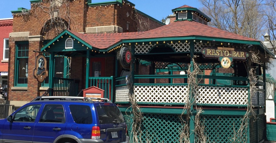 Facade du restaurant bar ailleurs a Coaticook