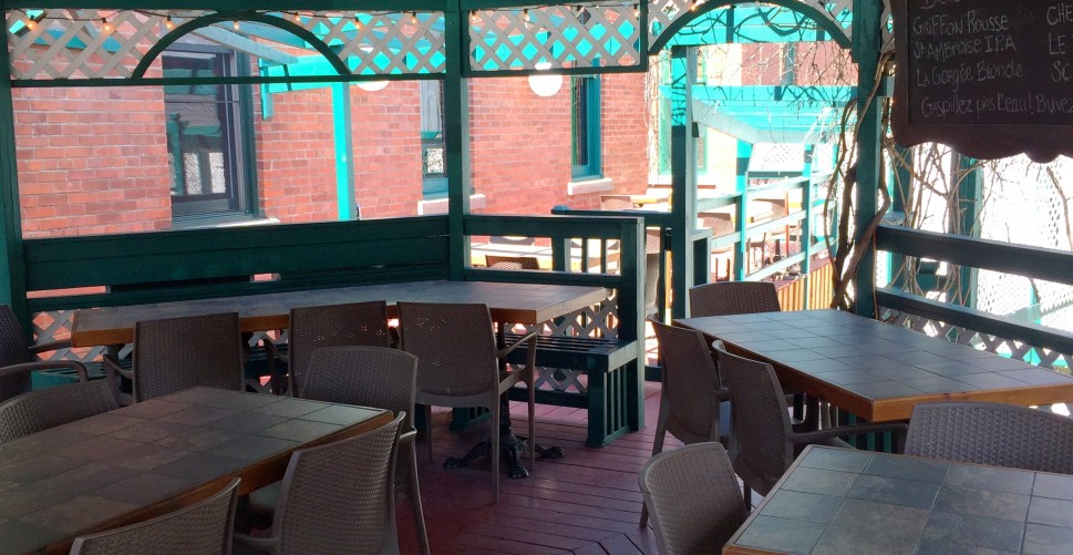 La terrasse du Resto Bar Ailleurs de Coaticook est prête avec vous accueillir!